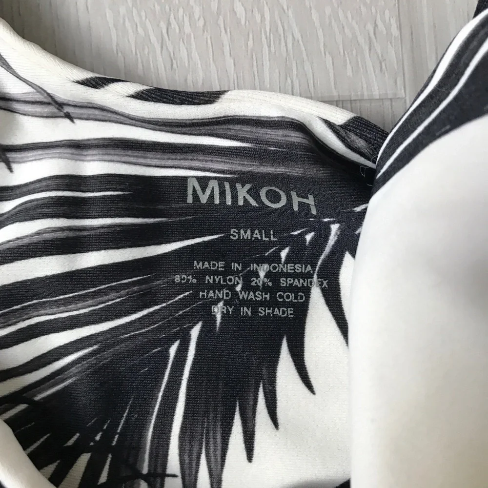 MIKOH MARRAKECH BLACK WHITE BIKINI TOP KEYHOLE HALTER SWIM TOP WOMENS SMALL